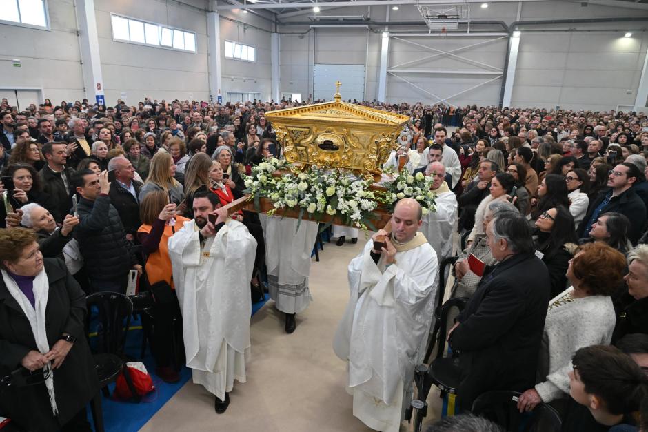 HUÉRCAL-OVERA (ALMERÍA), 07/02/2026.- La urna con los restos mortales del sacerdote Salvador Valera Parra es introducido en el pabellón de usos múltiples de Huercal Overa (Almería) para el acto de beatificación este sábado. EFE/Carlos Barba