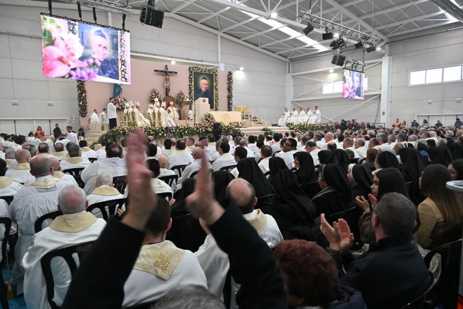 HUÉRCAL-OVERA (ALMERÍA), 07/02/2026.- La urna con los restos mortales del sacerdote Salvador Valera Parra es introducido en el pabellón de usos múltiples de Huercal Overa (Almería) para el acto de beatificación este sábado. EFE/Carlos Barba