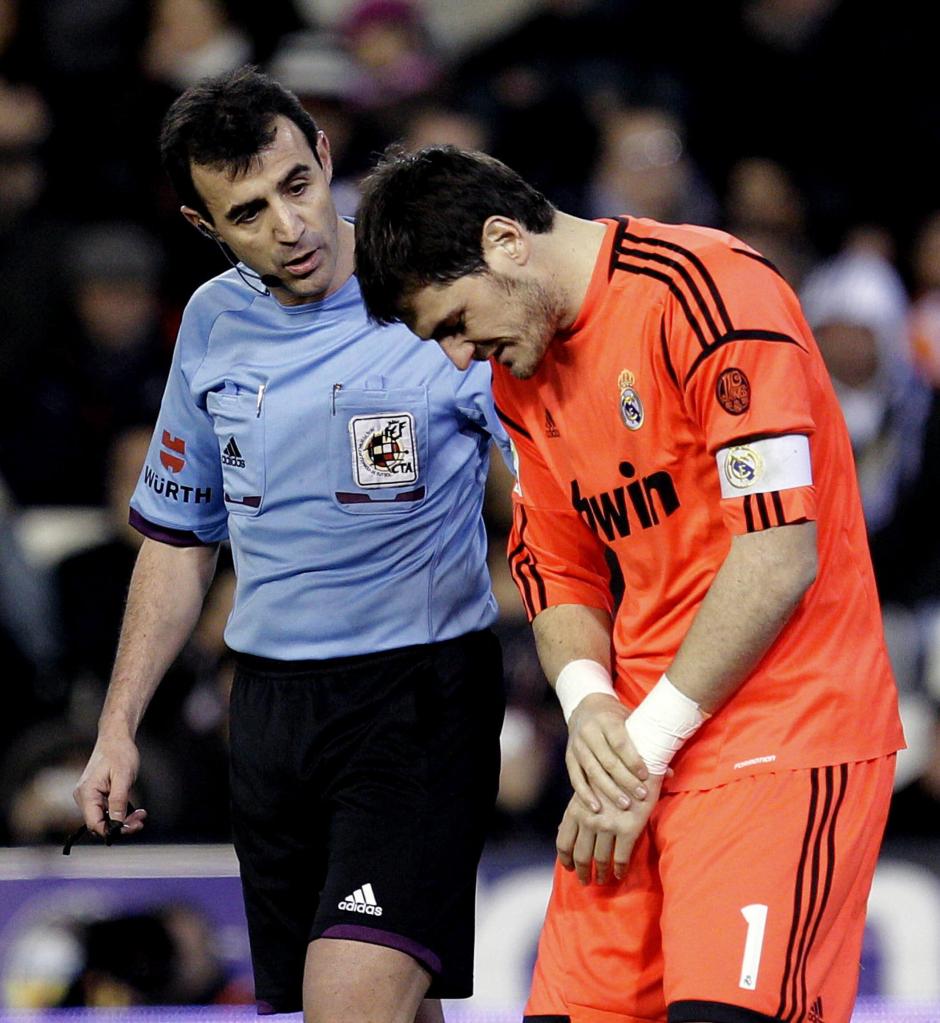 Iker Casillas fue lesionado por Arbeloa en un partido en Mestalla