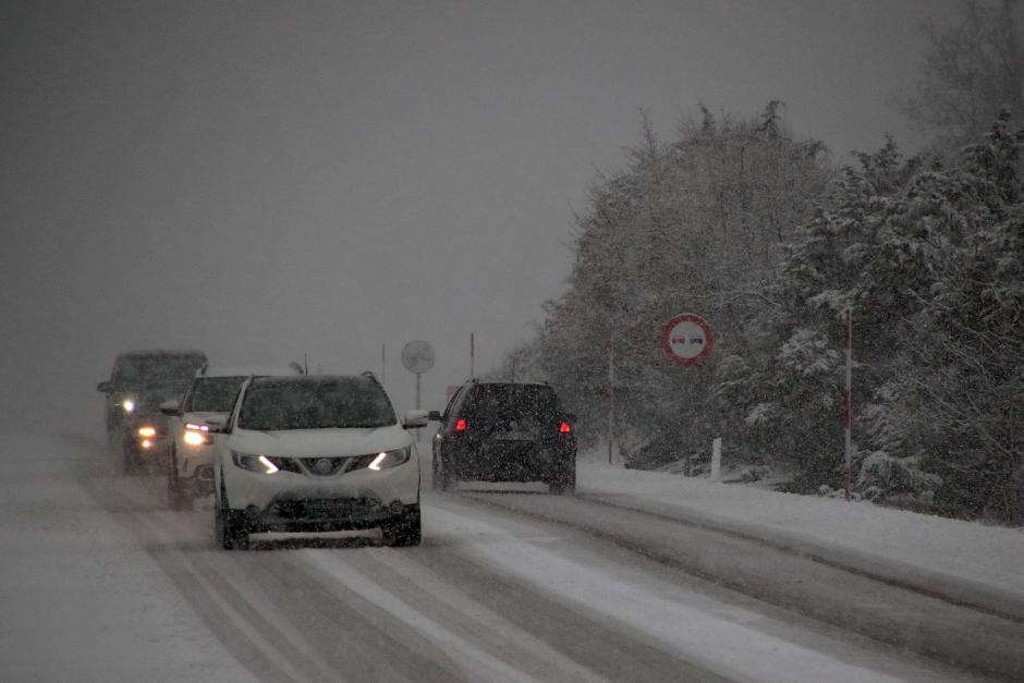 La nieve dificulta el tráfico en la N-630 a la salida de León