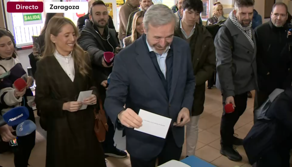 Jorge Azcón acude a votar