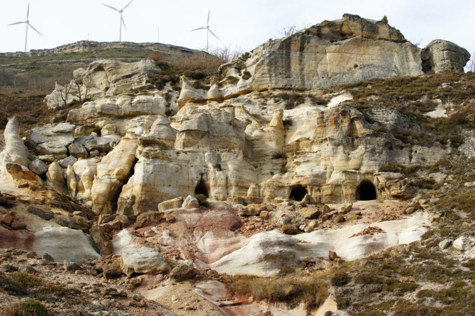 Molinos eólicos en el lugar donde España comenzó a buscar petróleo