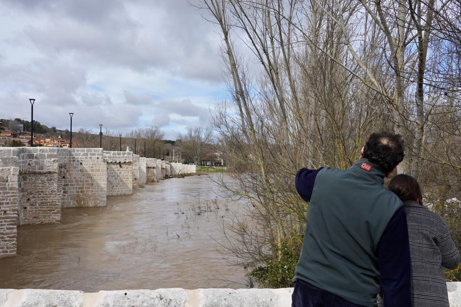 Aumento del caudal del río Pisuerga a su paso por la localidad vallisoletana de Simancas
