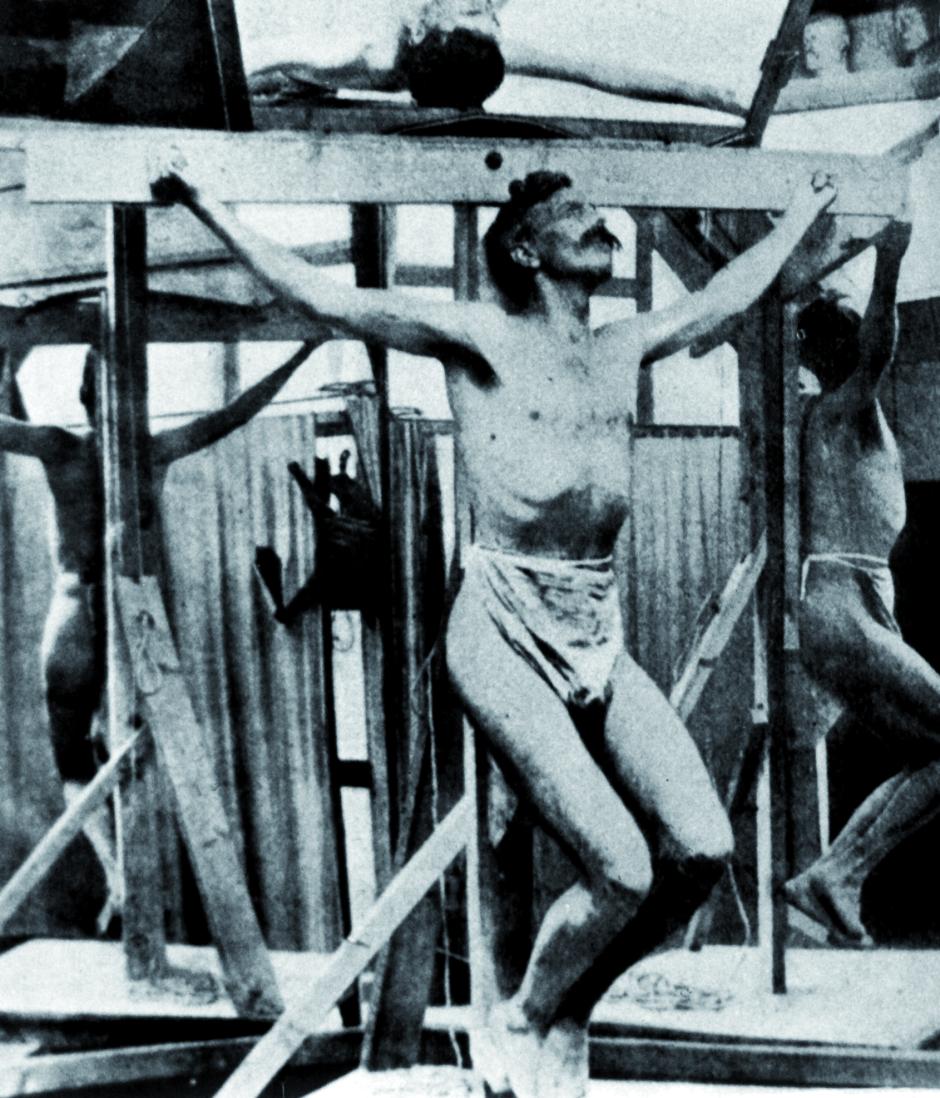Mariano Barceló, posando como Cristo crucificado, en 1926