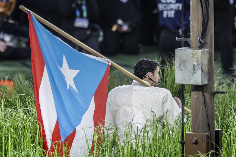 SANTA CLARA (United States), 09/02/2026.- Bad Bunny holds Puerto Rican flag while he performs the NFL Super Bowl LX Apple Music Halftime Show at LeviÄôs Stadium in Santa Clara, California, USA, 08 February 2026. The New England Patriots are facing the Seattle Seahawks in Super Bowl LX. EFE/EPA/CHRIS TORRES