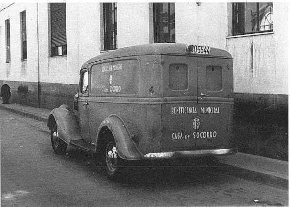 La ambulancia aparcada en la acera de enfrente a la Casa de Socorro