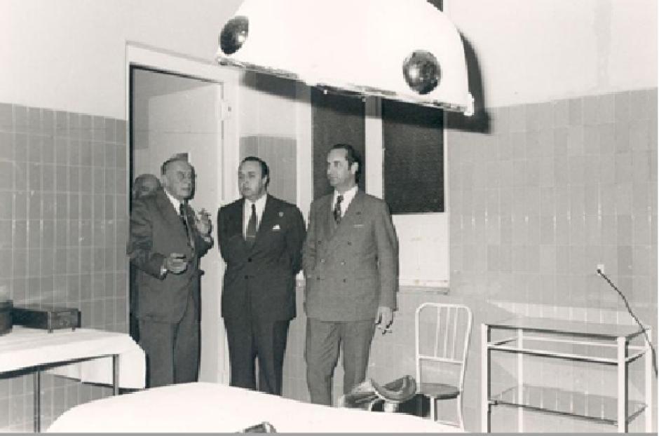 El alcalde Alarcón visitando la Sala de Curas