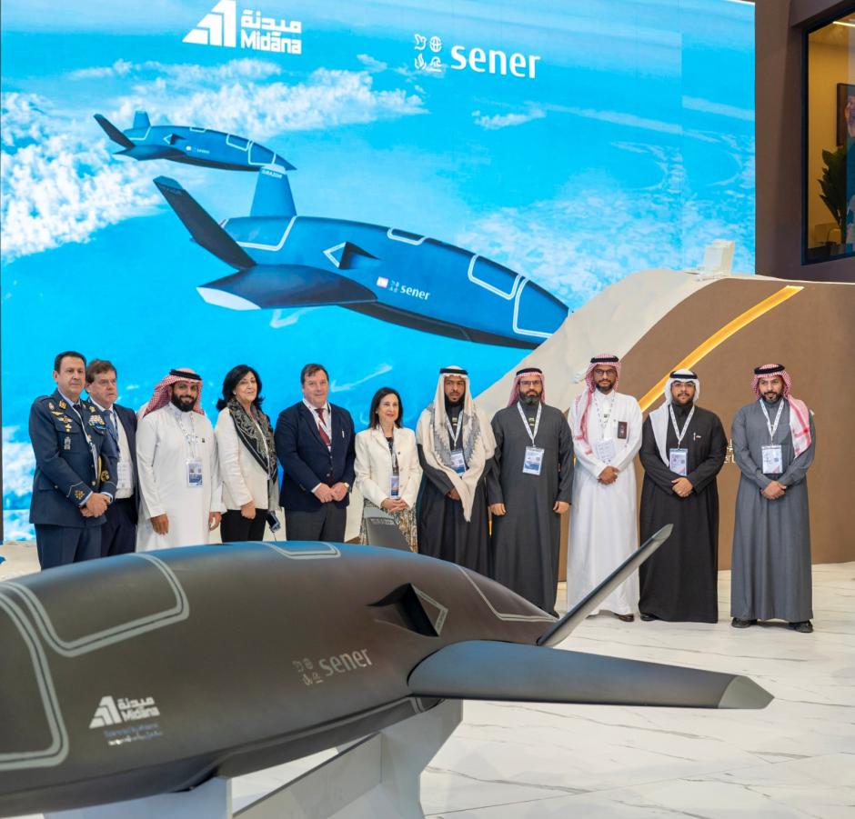 Sener presenta internacionalmente a RAZOR, su nueva plataforma autónoma multipropósito de nueva generación, en el World Defense Show de Arabia Saudí con la ministra de Defensa, Margarita Robles