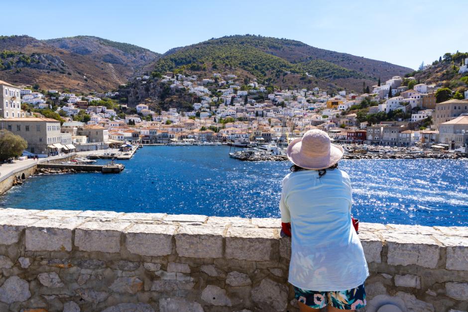 Una mujer contemplando el puerto de Hidra