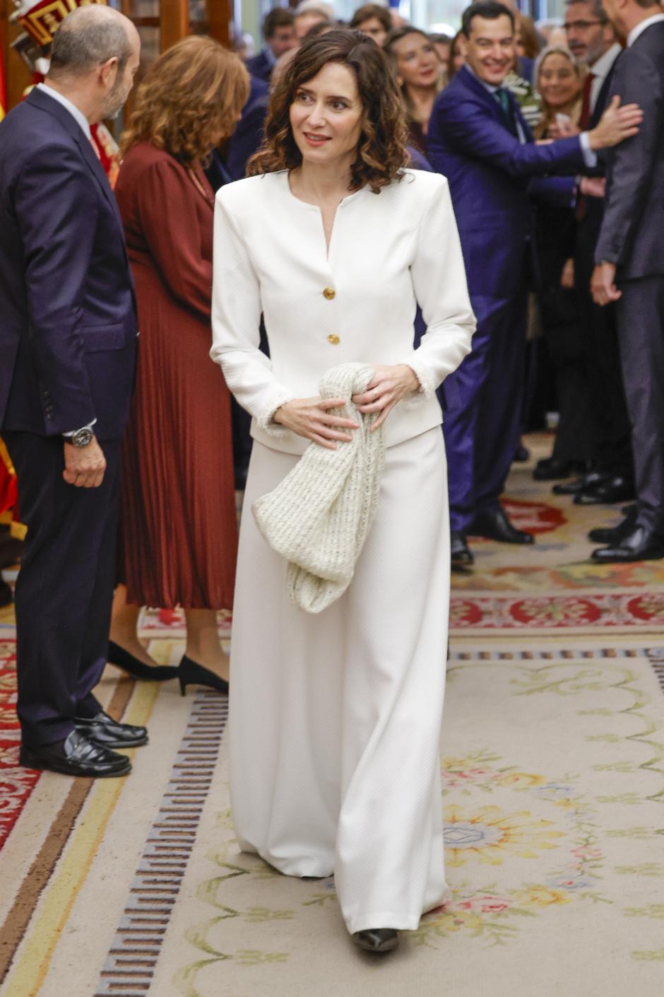 Isabel Diaz Ayuso con un traje dos piezas blanco de Panambi