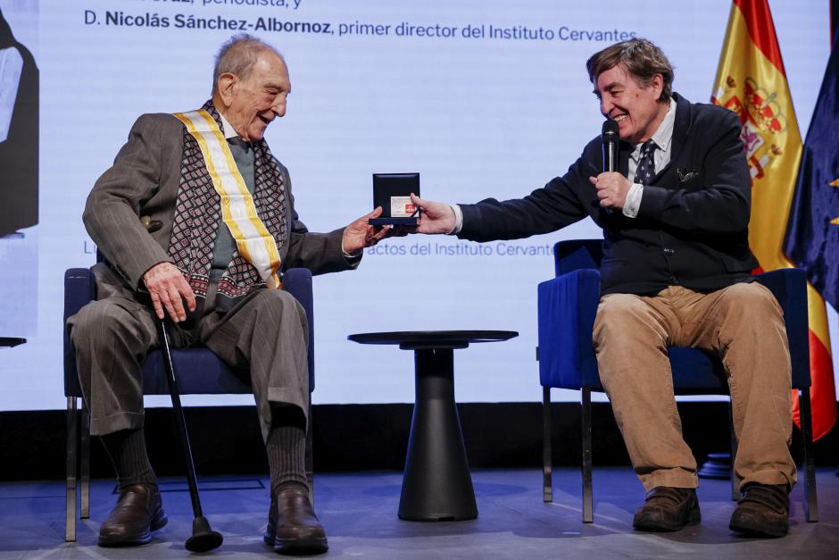 MADRID, 09/02/2026.- El director del Instituto Cervantes, Luis García Montero (d), junto al historiador Nicolás Sánchez-Albornoz (i) durante el homenaje que le han rendido en el Instituto Cervantes al historiador con motivo de su 100 cumpleaños, este lunes. EFE/ Daniel González