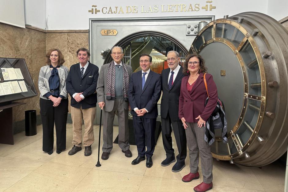 MADRID, 09/02/2026.- El director del Instituto Cervantes, Luis García Montero (2i), junto al historiador Nicolás Sánchez-Albornoz (3i) y el ministro de Asuntos Exteriores, Unión Europea y Cooperación, José Manuel Albares (3d), en Madrid, este lunes, durante el homenaje que le han rendido al historiador con motivo de su 100 cumpleaños. EFE/ María Pérez de La Peña