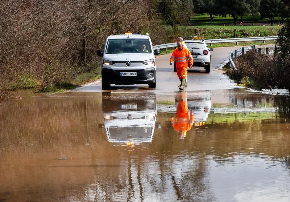 Las intensas lluvias caídas en las últimas horas han provocado el corte de varias carreteras en Ciudad Rodrigo (Salamanca), debido al desbordamiento de agua en la calzada.