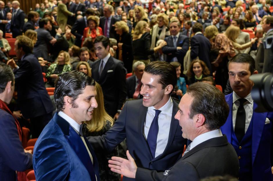 Los toreros Morante de La Puebla (i) y Enrique Ponce (d) se saludan en la gala de presentación taurina de la temporada 2026 en la plaza de la Maestranza de Sevilla.