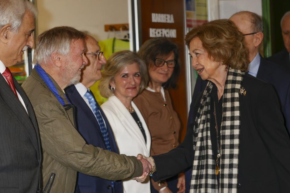 La madre del Rey saluda a los responsables del Banco de Alimentos de Basauri