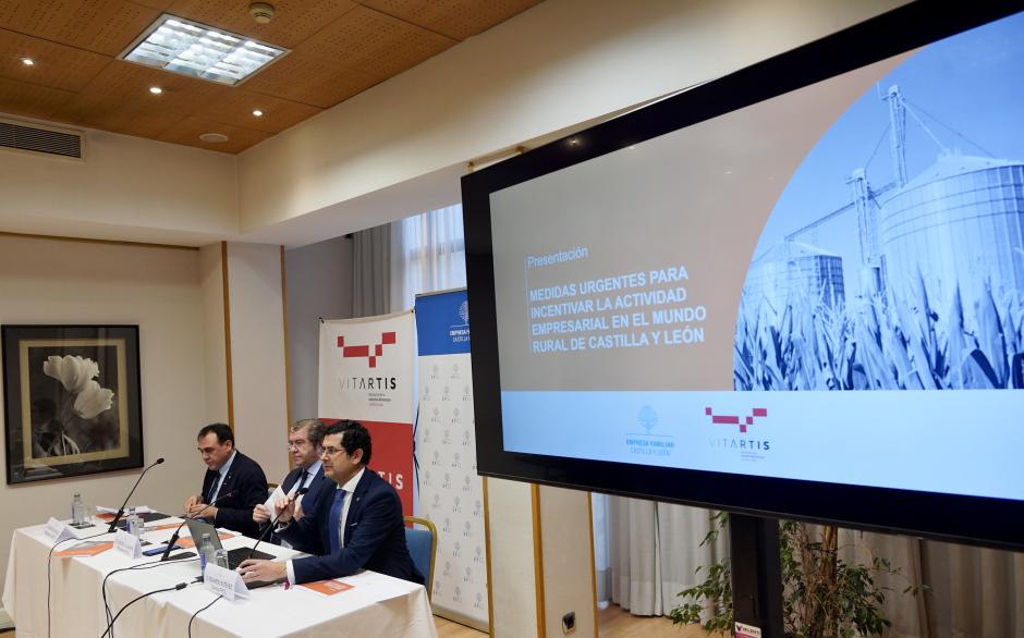 El presidente de Empresa Familiar de Castilla y León (EFCL), Isidoro Alanís, y el presidente de la Asociación de la Industria Alimentaria de Castilla y León (Vitartis), Santiago Miguel, presentan el documento ‘Medidas urgentes para incentivar la actividad empresarial en el mundo rural de Castilla y León’ elaborado conjuntamente por ambas asociaciones y que contiene más de 100 medidas.