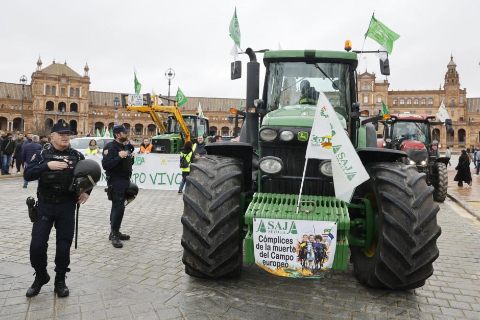 Tractor encabezando la protesta en la plaza de España contra el acuerdo con Mercosur