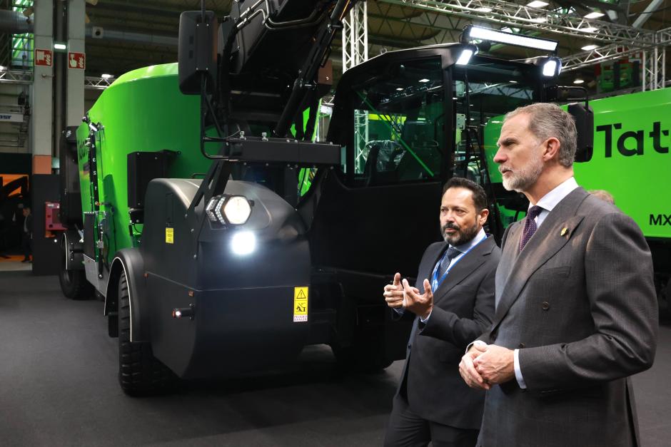 Don Felipe, en un momento del recorrido por la Feria de Maquinaria Agrícola de Zaragoza
