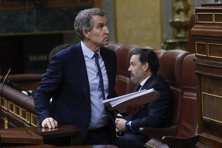 El presidente del PP, Alberto Núñez Feijóo se dirige a la tribuna de oradores tras la intervención del presidente del Gobierno, Pedro Sánchez