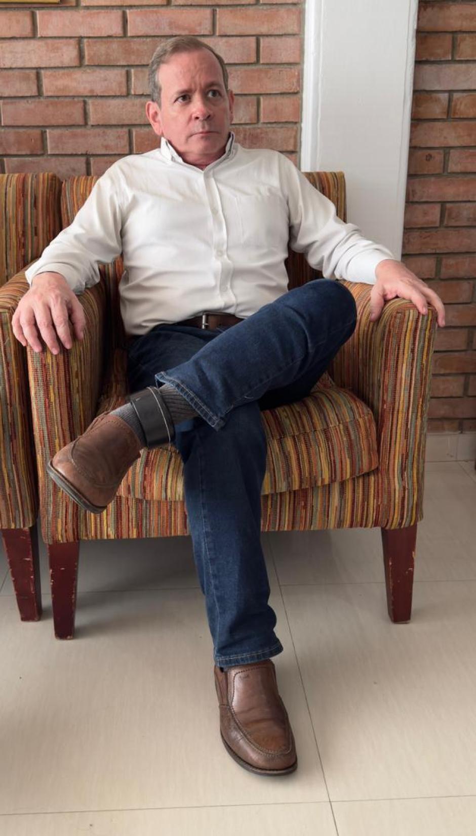 El opositor Juan Pablo Guanipa, en su casa de Maracaibo, con una tobillera electrónica