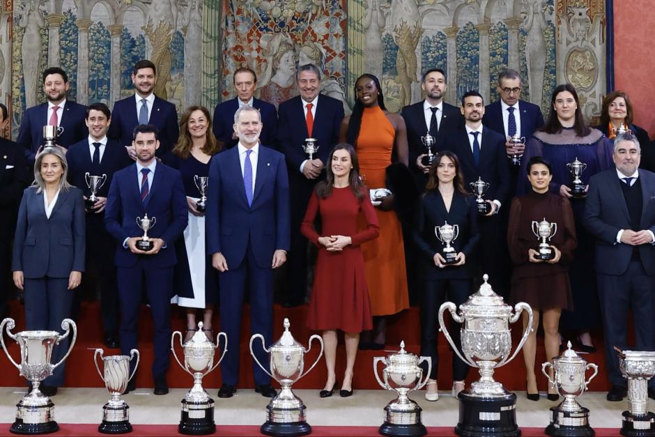 Don Felipe y Doña Letizia, con parte de los deportistas premiados