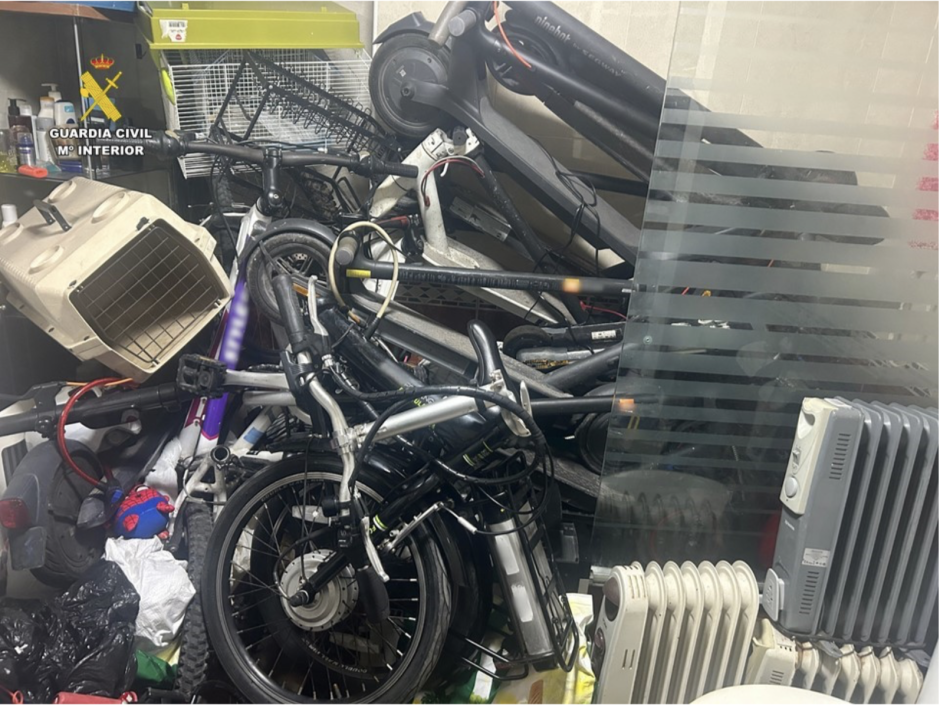 Imagen del interior el inmueble con los patinetes y las bicicletas robadas