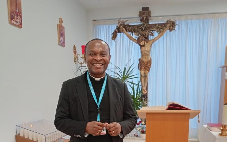 El sacerdote Antimo Nguema en la capilla del Hospital de Torrejón