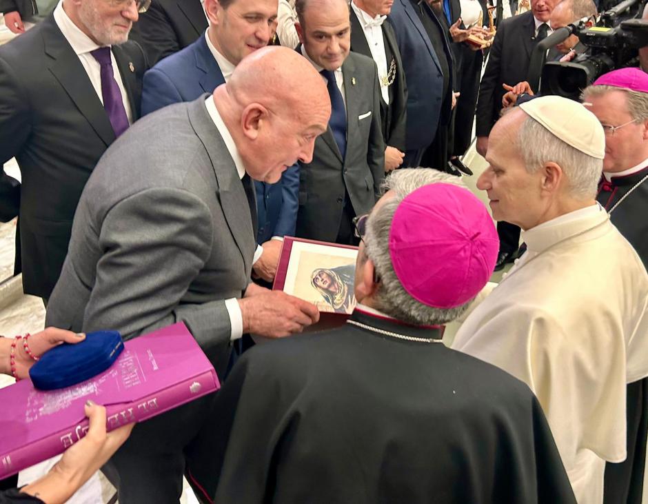 El Papa y el alcalde de Valladolid, Jesús Julio Carnero, en el Vaticano