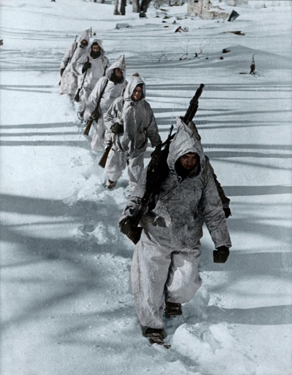 Fotografía coloreada de soldados de la División Azul cerca de Krasny Bor en 1943