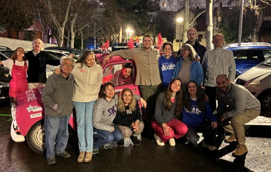 La comunidad junto a las dos conductoras en Madrid