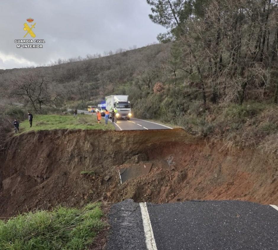 La Guardia Civil en el lugar donde se ha partido la carretera dejando un gran socavón