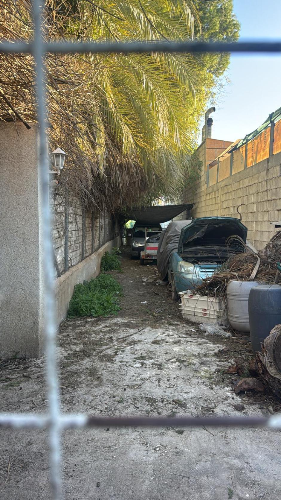 a víctima ha conseguido escapar de su agresor dos años después de sufrir palizas y violaciones