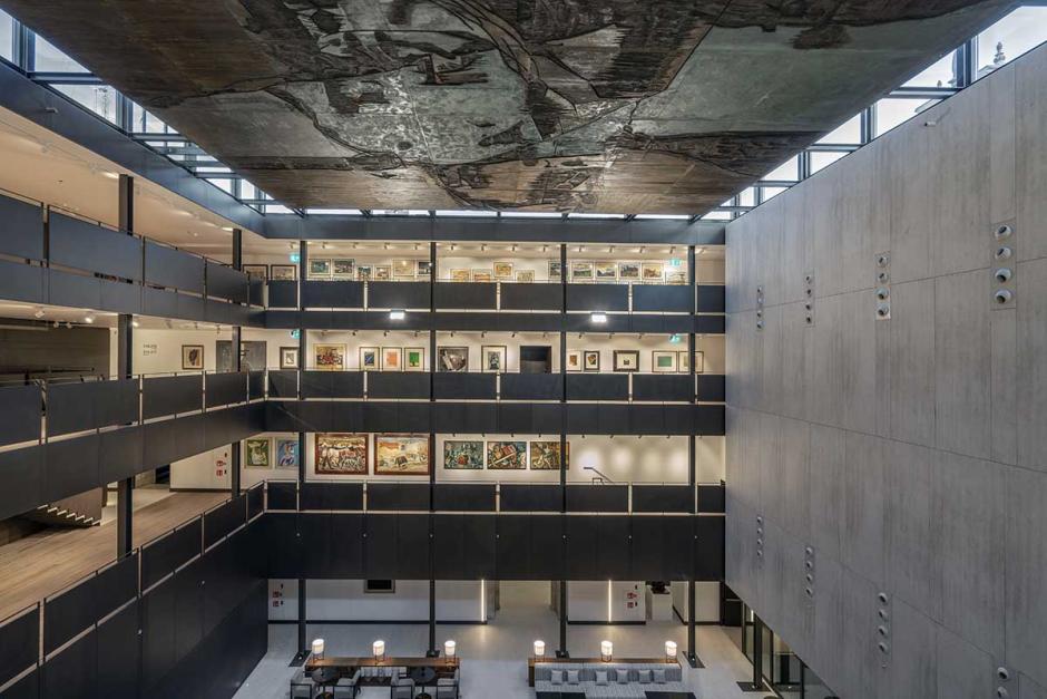 Atrio vanguardista del Parador del León