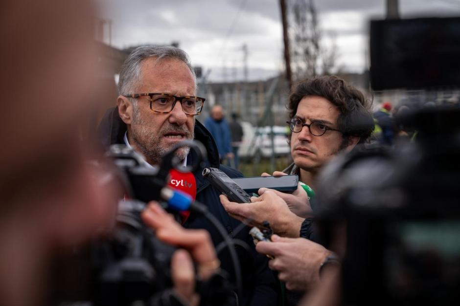 El diputado de Vox en el Congreso y portavoz nacional de Economía y Energía, José María Figaredo (derecha), con el candidato de Vox a la Presidencia de la Junta de Castilla y León, Carlos Pollán.

REMITIDA / HANDOUT por VOX
Fotografía remitida a medios de comunicación exclusivamente para ilustrar la noticia a la que hace referencia la imagen, y citando la procedencia de la imagen en la firma
12/2/2026