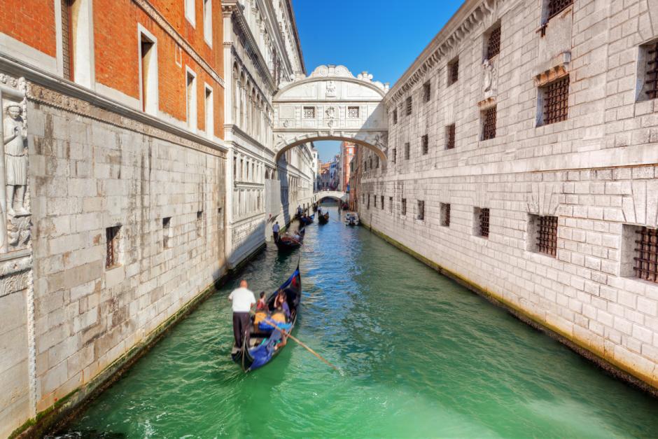 Góndolas de Venecia bajo el Puente de los Suspiros