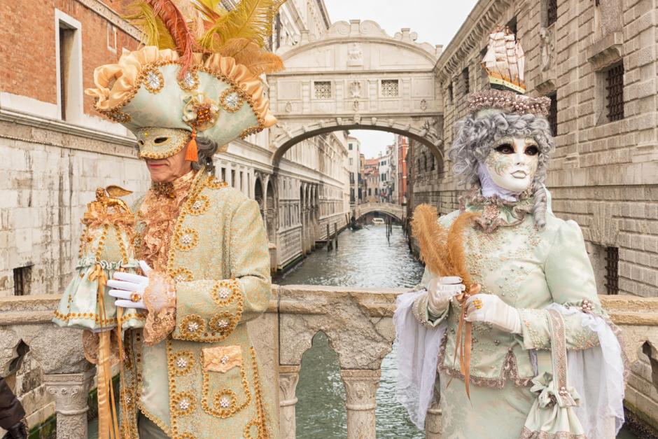 Dos iconos de Venecia: el carnaval y el Puente de los Suspiros