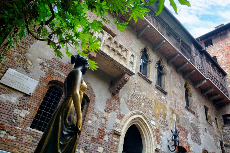 Estatua y balcón de 'Julieta' en Verona