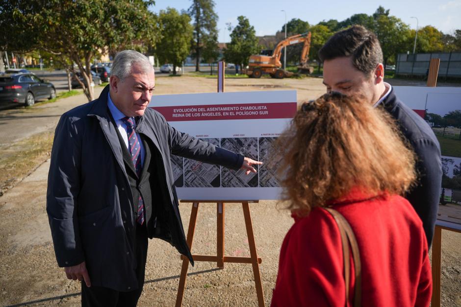 El alcalde de Sevilla, José Luis Sanz, en la zona de Reina de los Ángeles del Polígono Sur