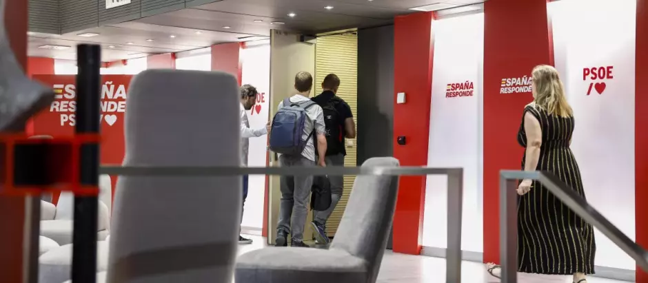 Los agentes de la UCO entrando en la sede nacional del PSOE el pasado 21 de junio