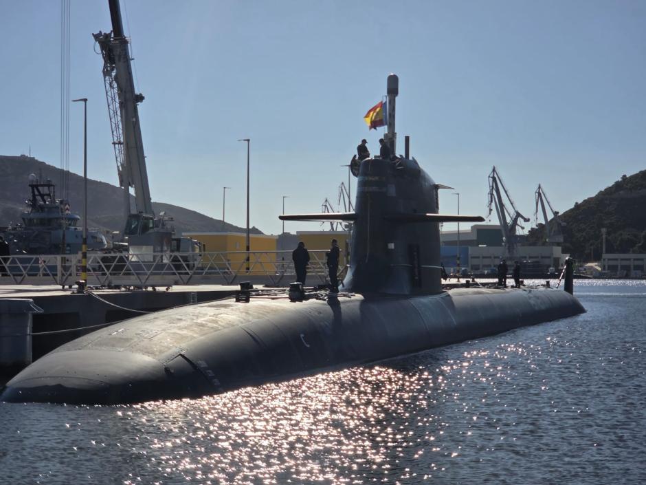 El submarino S-81 Isaac Peral se dispone a zarpar desde el arsenal de Cartagena