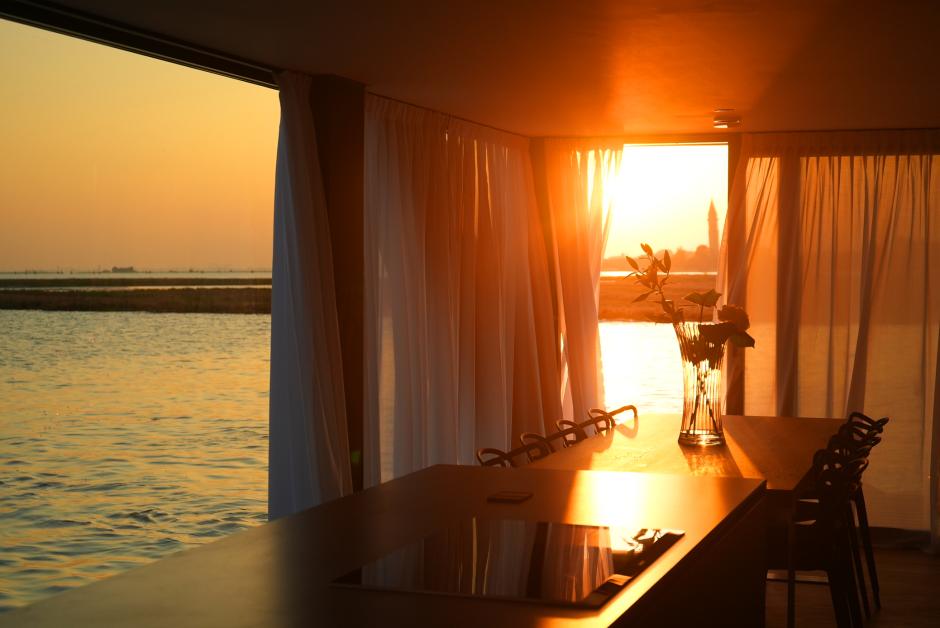 Salón del pequeño hotel en la puesta de sol