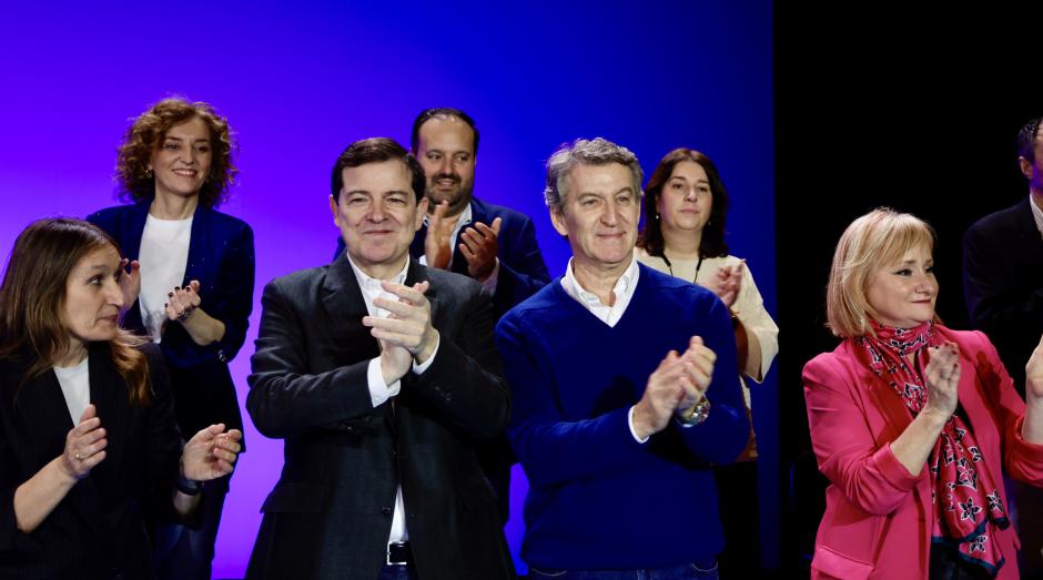 El presidente del Partido Popular, Alberto Núñez Feijóo, interviene en la presentación de candidaturas para las próximas elecciones a las Cortes de Castilla y León del 15 de marzo junto al presidente del PP de Castilla y León y candidato a la reelección a la Presidencia de la Junta, Alfonso Fernández Mañueco; el presidente del PP de Salamanca y alcalde de la capital, Carlos García Carbayo; y las cabezas de lista por Burgos y Soria, Marta Arroyo y Rocío Lucas.