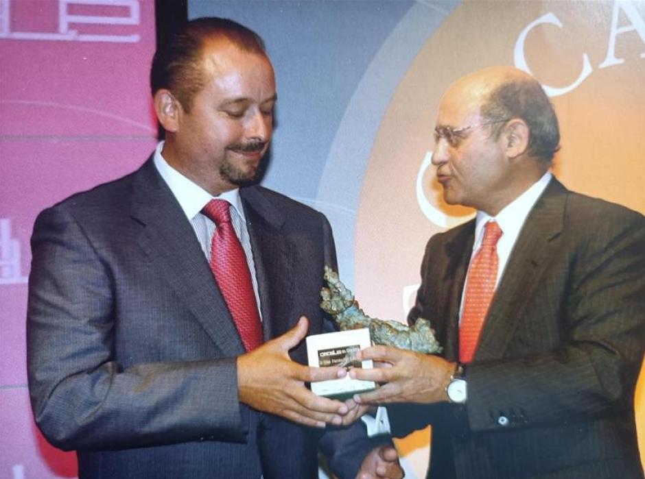 El  presidente de la CEOE entre 2007 y 2010, Gerardo Díaz Ferrán, le entrega el premio Cecale 2006 a José Fernández Alonso