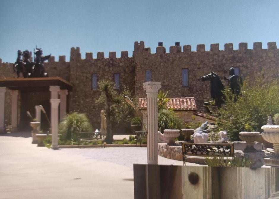 Patio del Castillo de Villaferga, donde José Fernández Alonso tenía multitud de motivos medievales