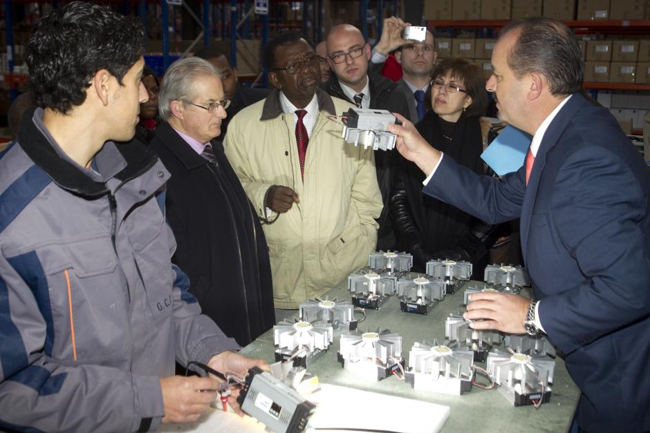 José Fernández (D.) muestra un aparato eléctrico al ministro de Energía y Agua de Camerún, Mickael Ngako Tomdio, en 2010