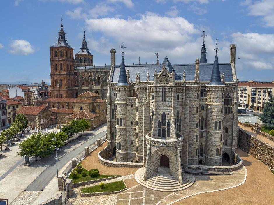 Palacio Episcopal y catedral de Astorga