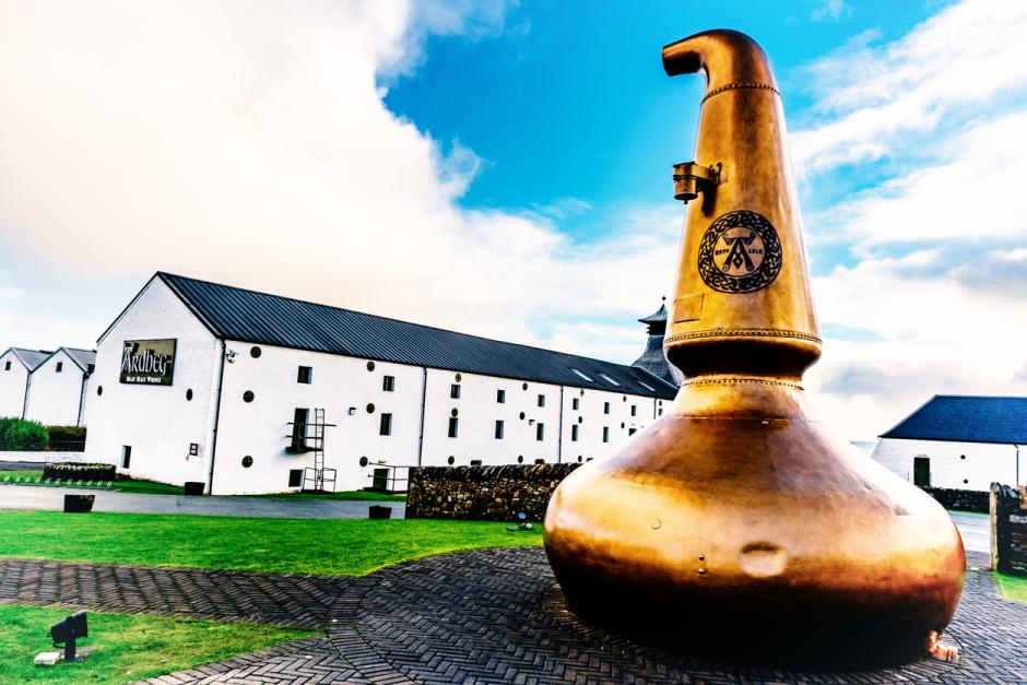 Destilería Ardberg, una de las diez que hay en la isla