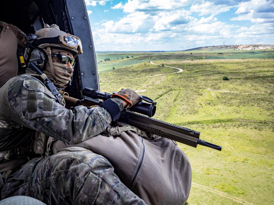Un militar de las fuerzas especiales españoles, en un helicóptero durante el ejercicio Steadfast Dart 26