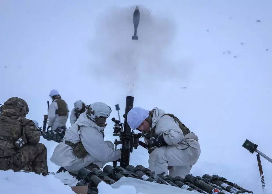 La 45ª Tropa de Morteros de Royal Marines realiza fuego real en Noruega