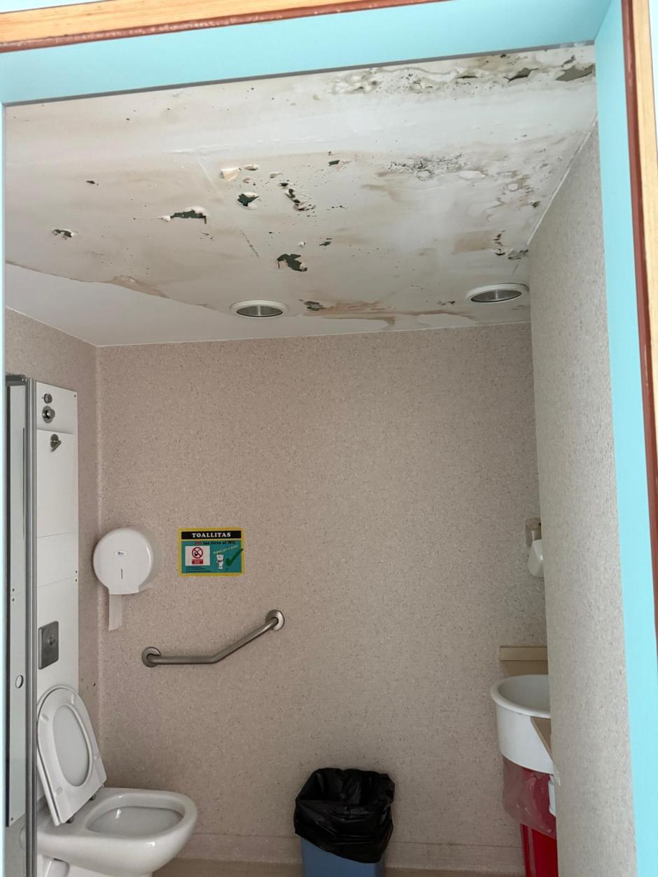 Goteras en baños del Hospital Universitario de Ceuta